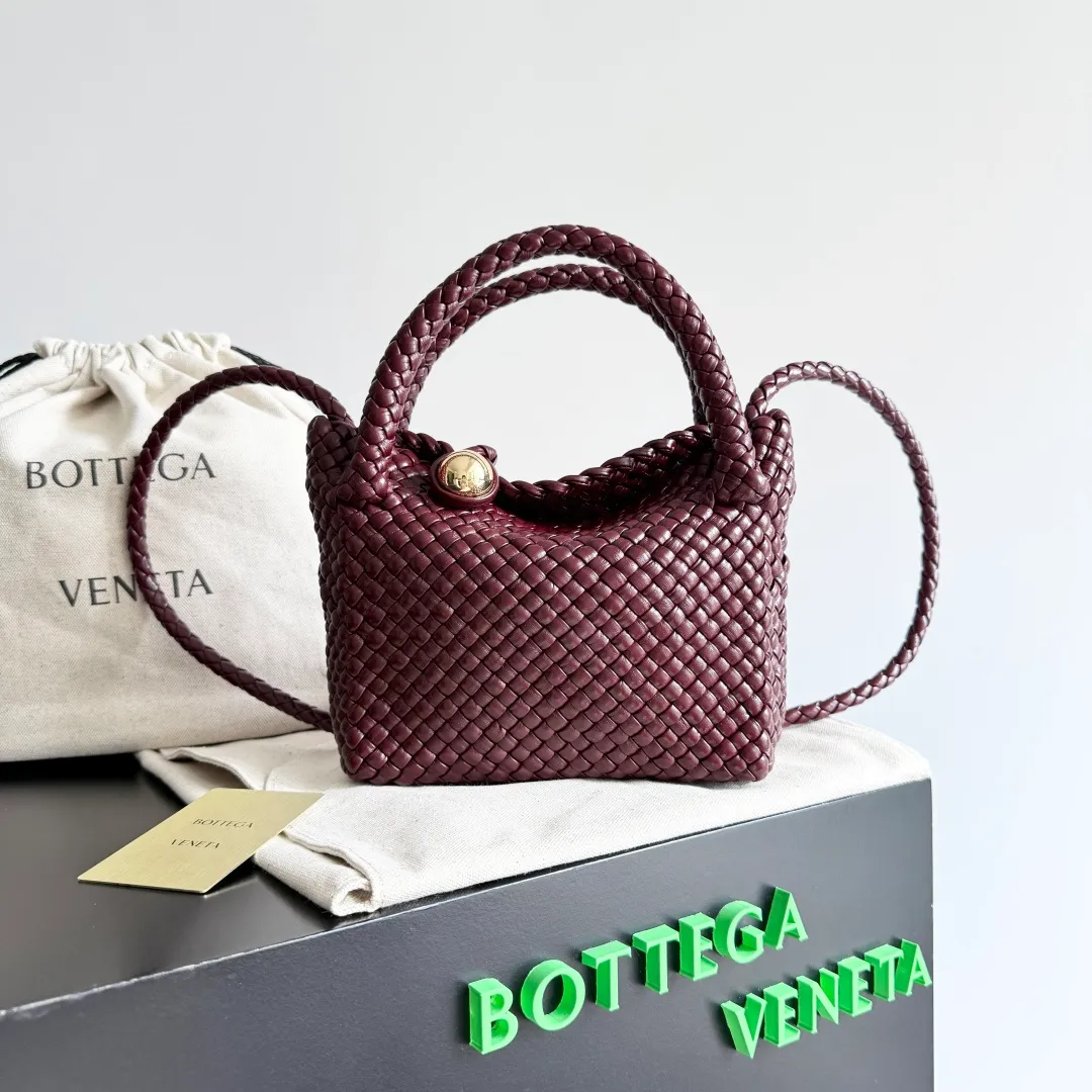 Batch 3760 BV collectible small woven handbags are really YYDS!! Bottega Veneta’s most classic small woven handbags are back! ! We use the highest quality leather with the highest craftsmanship❤️ to create the most expensive works. We have created the Intrecciato leather weaving process❤️ This unique traditional exclusive leather weaving method has not only become our logo but also reflects the time-consuming and labor-intensive craftsmanship of our products❤️ The new TOSCA handbag must be a selection worth collecting🆕 Style number: 776755 Size: 20*15.5*7cm